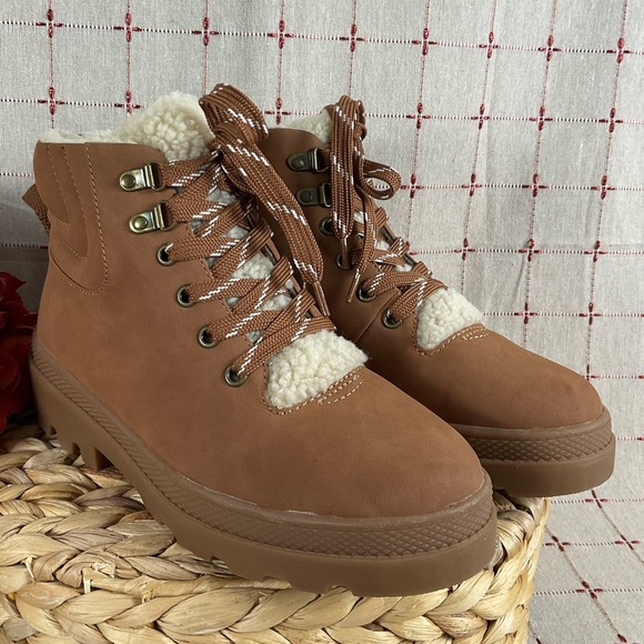 Nordstrom “Chiara” Lug Ankle Boots Fully Faux Sherpa Lined & Faux Leather 7 - Picture 2 of 7